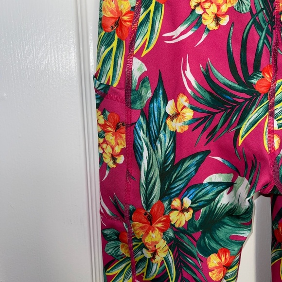 NWOT- Ideology Hawaiian Print Crop Active Leggings- Medium - Picture 3 of 7